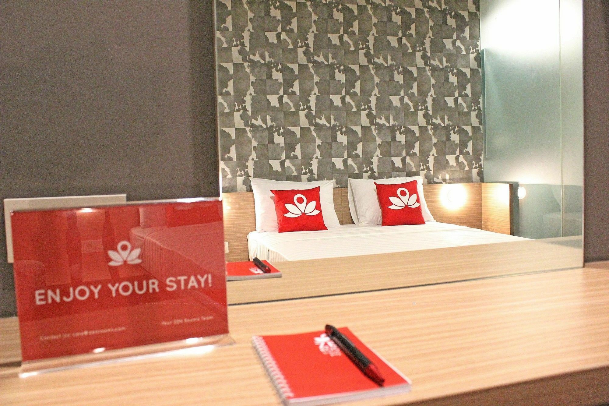 Zen Premium Sampoerna Strategic Square Hotel Джакарта Екстериор снимка