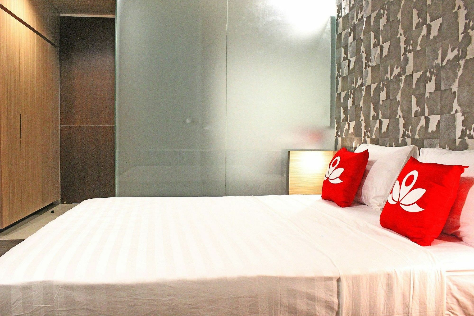 Zen Premium Sampoerna Strategic Square Hotel Джакарта Екстериор снимка