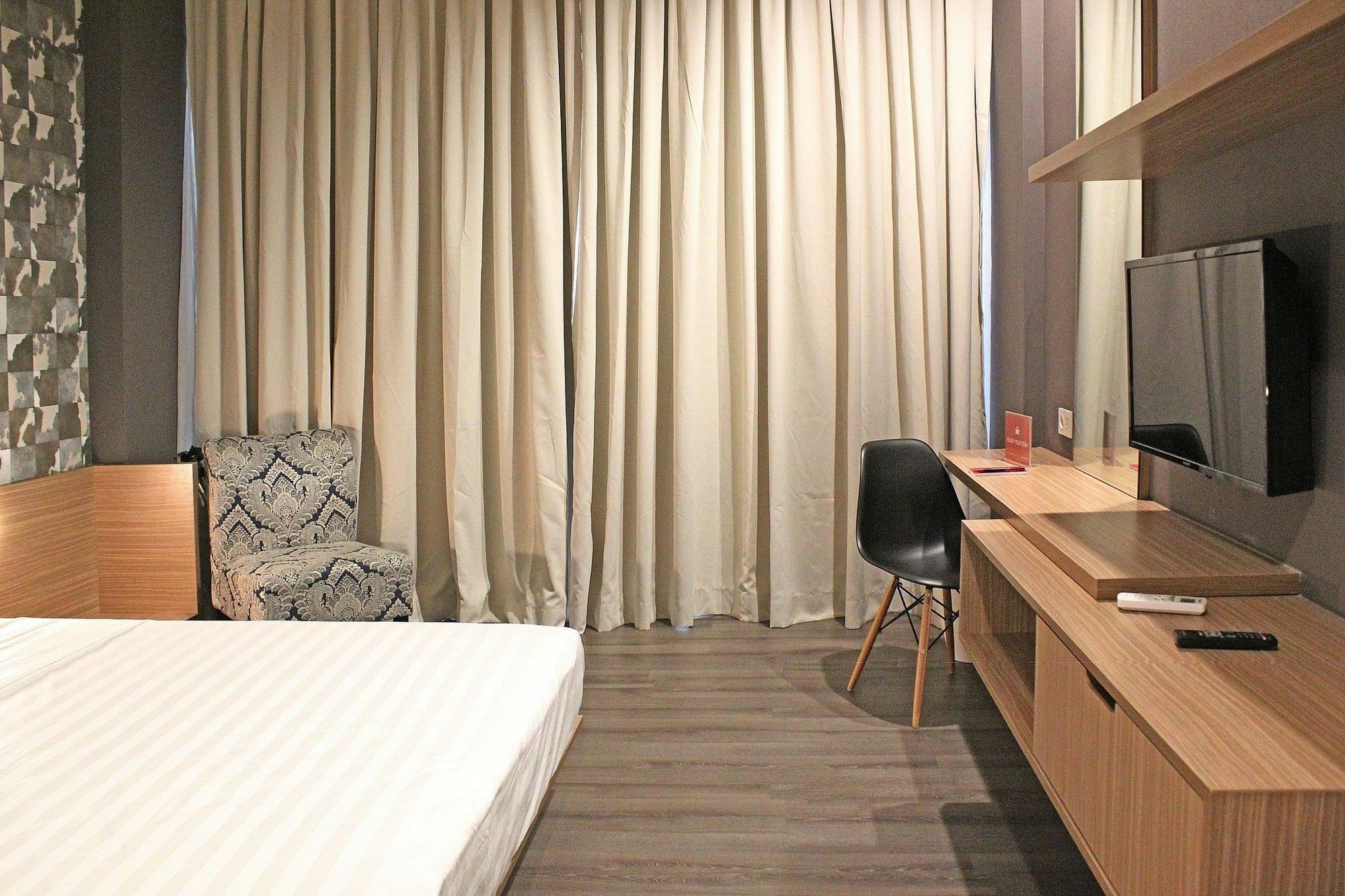 Zen Premium Sampoerna Strategic Square Hotel Джакарта Екстериор снимка