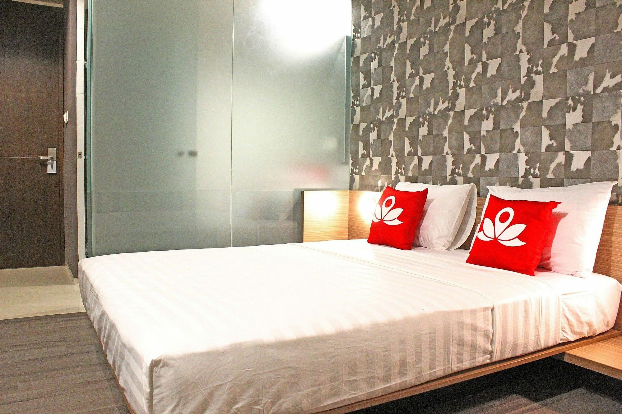 Zen Premium Sampoerna Strategic Square Hotel Джакарта Екстериор снимка