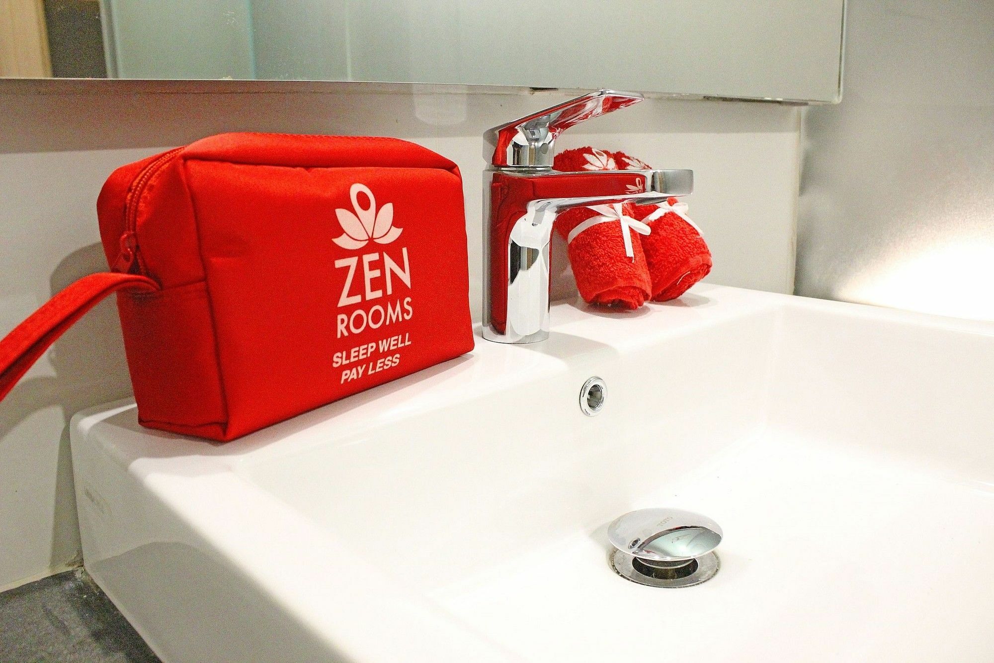 Zen Premium Sampoerna Strategic Square Hotel Джакарта Екстериор снимка