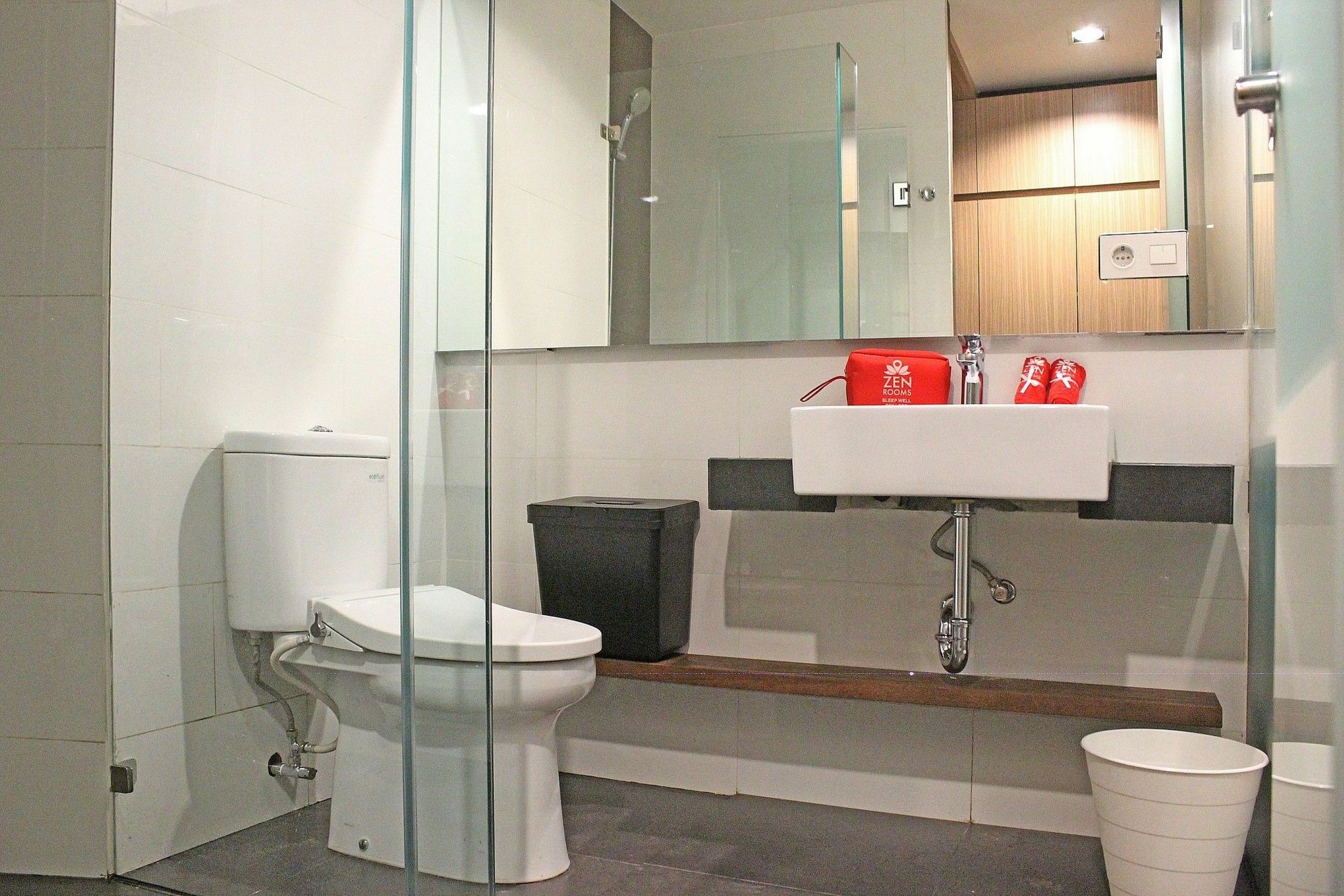 Zen Premium Sampoerna Strategic Square Hotel Джакарта Екстериор снимка